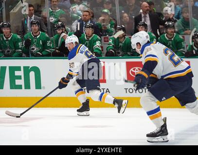 Dallas, Texas, USA. Dezember 2024. Jake Nachbarn #63 von St. Louis Blues Skating mit dem Puck gegen die Dallas Stars während des regulären Saisonspiels der National Hockey League im American Airlines Center. Endergebnis OT Dallas Stars 2- 1 St. Louis Blues. Am 14. Dezember 2024 in Dallas, Texas, USA. (Kreditbild: © Javier Vicencio/eyepix via ZUMA Press Wire) NUR REDAKTIONELLE VERWENDUNG! Nicht für kommerzielle ZWECKE! Stockfoto