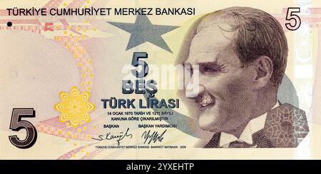 Türkei-5-Lira-Banknote mit Porträt von Präsident Mustafa Kemal Atatürk Stockfoto