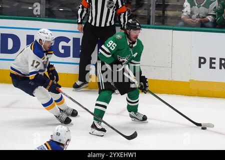 Dallas, Texas, USA. Dezember 2024. Matt Duchene #95 von Dallas Stars und Cam Fowler #17 von St. Louis Blues kämpfen um den Puck während des regulären Saisonspiels der National Hockey League im American Airlines Center. Endergebnis OT Dallas Stars 2- 1 St. Louis Blues. Am 14. Dezember 2024 in Dallas, Texas, USA. (Kreditbild: © Javier Vicencio/eyepix via ZUMA Press Wire) NUR REDAKTIONELLE VERWENDUNG! Nicht für kommerzielle ZWECKE! Stockfoto