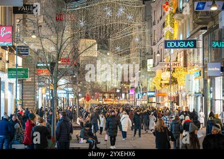 Themenfoto von Weihnachten und Weihnachtseinkauf, aufgenommen am 12. Dezember 2024 in Wien, Österreich. Kärntnerstraße - 20241212 PD16493 Credit: APA-PictureDesk/Alamy Live News Stockfoto