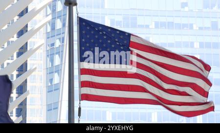 New York, die amerikanische Flagge winkt. World Trade Center. Manhattan Downtown. Symbol für Freiheit, Demokratie, Freiheit, Patriotismus. Sternenbanner, Alter Ruhm. Sterne und Streifen. Gedenktag am 11. September Stockfoto