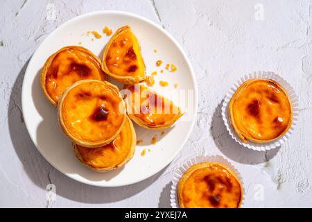 Eiertorte, traditionelles portugiesisches Dessert, Pastell de nata. Pasteis de Belem ist ein portugiesisches Eierpudding-Törtchen, das mit Zimt bestäubt ist. Stockfoto