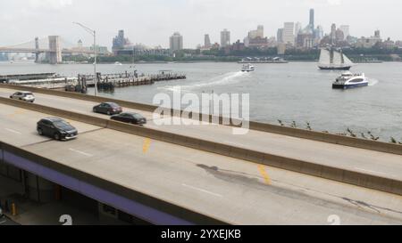 New York City Waterfront Road, Financial District, Manhattan Downtown Flussufer vom erhöhten Acre. Highway entlang des East River, Autos auf der Uferseite FDR Drive. Brooklyn Bridge, Architektur der Vereinigten Staaten Stockfoto