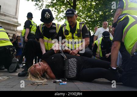 Aktenfoto VOM 24.03.08.2024: Polizeibeamte verhaften eine Frau während eines Protestes auf dem Nottingham Market Square nach den Messerstechangriffen in Southport, bei denen drei kleine Kinder getötet wurden. Ausgabedatum: Montag, 16. Dezember 2024. Stockfoto