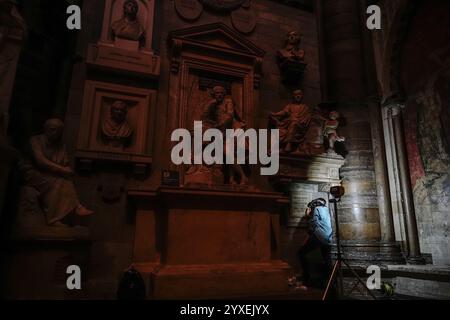 Aktenfoto vom 26.09.2024: Konservatorin Lucy Ackland verleiht dem Denkmal für Charlotte, Emily und Anne Bronte in der Poets' Corner in Westminster Abbey in London den letzten Schliff. Die Steintafel wurde am 9. Oktober 1939 installiert und hat seit 85 Jahren die Punkte (Diaeresis) über der es vermisst. Nachdem die Abtei Anfang des Jahres einen Antrag der Brontë-Gesellschaft erhalten hatte, hat sie die endgültige Aufnahme veranlasst. Ausgabedatum: Montag, 16. Dezember 2024. Stockfoto