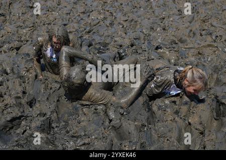 PA REVIEW OF THE YEAR 2024 Dateifoto vom 14.05.23: Die Teilnehmer nehmen am jährlichen Maldon Mud Race Teil, einem Benefizrennen über das Flussbett des Blackwater in Maldon, Essex. Das Rennen begann im Jahr 1973, als ein Einheimischer es wagen, dem Vermieter des Queens Head Public House, das am Hythe Quay in Maldon steht, eine Mahlzeit auf den Salinen des Rivers Blackwater zu servieren, gekleidet in einer Abendjacke. Die Herausforderung wurde angenommen und ausgeführt, so dass nächstes Jahr eine Bar auf den Salinen eröffnet wurde. Ungefähr 20 Leute machten einen Wahnsinn über T Stockfoto