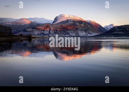 PA REVIEW OF THE YEAR 2024 Dateifoto vom 24.11.: Ben Nevis spiegelt sich in Loch Linnhe bei Sonnenuntergang in der Nähe von Fort William in den westlichen schottischen Highlands wider. Ausgabedatum: Montag, 16. Dezember 2024. Stockfoto