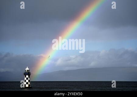 PA REVIEW OF THE YEAR 2024 Dateifoto vom 13.02.24: Rainbow Behind Perch Lighthouse in the Clyde in Port Glasgow, Inverclyde. Ausgabedatum: Montag, 16. Dezember 2024. Stockfoto