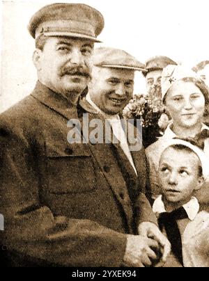 Ein Propagandafoto des lächelnden Joseph Stalin (Dschugaschwili), aufgenommen mit Kindern. Josef Vissarionowitsch Stalin 1878–1953) war ein sowjetischer Politiker und Revolutionär. Er war von 1924 bis zu seinem Tod 1953 Führer der Sowjetunion. - Пропагандистская фотография улыбающегося Иосифа Сталина (Джугашвили), сделанная с детьми. - Иосиф Виссарионович Сталин (1878 - 1953) был советским политиком и революционером. Он был лидером Советского Союза с 1924 года до своей смерти в 1953 году. Stockfoto