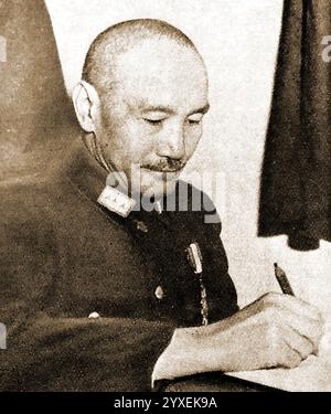 1940er Jahre - ein altes Foto von Generalissimo Chiang Kai-shek. (1887–1975) Chinesischer Politiker, Revolutionär und Militärkommandeur, der die nationalistische Kuomintang-Partei (KMT) führte und Oberbefehlshaber und Generalissimo der NRA (Nationalen Revolutionären Armee) und Führer der Republik China (ROC) war – 1940 年代 – 蔣介石委員長的一張老照片。 (1887–1975) 中國政治家、革命家、軍事指揮官 Stockfoto