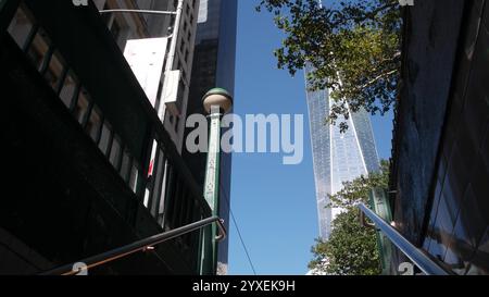 New York U-Bahn-Globus, U-Bahn-Lampe. Metropolitan Eingangstreppe, Manhattan. World Trade Center Tower, WTC und Oculus im Finanzviertel der Innenstadt. Öffentliche Verkehrsmittel, Treppe. Stockfoto