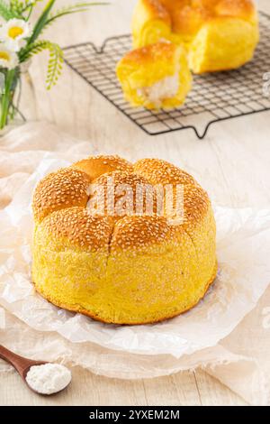 Roti sobek oder Roti Gembong oder Weichbrot, dieses Brot hat einen süßen Geschmack mit einer weichen Textur. Normalerweise gefüllt mit Schokolade, Käse oder geriebener Kokosnuss. Stockfoto