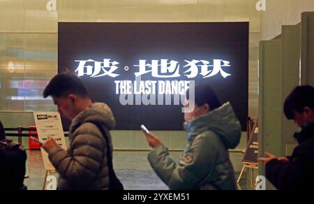 Shanghai, China. Dezember 2024. Die Fans treten am 14. Dezember 2024 für die Vorführung des Films The Last Dance im Shanghai Cinema in Shanghai, China an. (Foto: Costfoto/NurPhoto) Credit: NurPhoto SRL/Alamy Live News Stockfoto