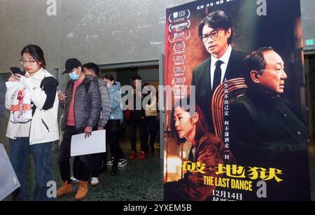 Shanghai, China. Dezember 2024. Die Fans treten am 14. Dezember 2024 für die Vorführung des Films The Last Dance im Shanghai Cinema in Shanghai, China an. (Foto: Costfoto/NurPhoto) Credit: NurPhoto SRL/Alamy Live News Stockfoto