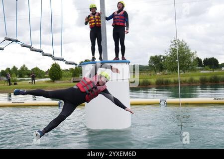 PA REVIEW OF THE YEAR 2024 File Photo vom 24.12.: Der Führer der Liberaldemokraten Sir Ed Davey fällt, als er während eines Besuchs im Spot-on-Wake in Henley-in-Arden, Warwickshire, einen schwimmenden Angriffskurs im Aqua Dschungel versucht. Ausgabedatum: Montag, 16. Dezember 2024. Stockfoto