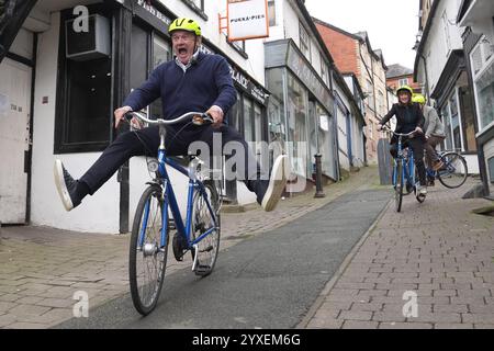 PA REVIEW OF THE YEAR 2024 File Photo vom 29.05.24: ERNEUTE ÜBERTRAGUNG DER BILDUNTERSCHRIFT der Führer der Liberaldemokraten Sir Ed Davey, der Führer der Liberaldemokraten Jane Dodds und der Kandidat der Liberaldemokraten David Chadwick (rechts), der während eines Besuchs in Knighton, Wales, auf dem Wahlkampfpfad der allgemeinen Wahlen Fahrrad fährt. Ausgabedatum: Montag, 16. Dezember 2024. Stockfoto