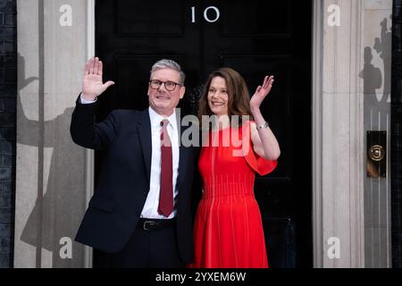 PA REVIEW OF THE YEAR 2024 File Photo vom 24.05.07.24: Der neu gewählte Premierminister Sir Keir Starmer und seine Frau Victoria Starmer in seiner offiziellen Londoner Residenz in der Downing Street 10 zum ersten Mal, nachdem die Labour Party bei den Parlamentswahlen 2024 einen Erdrutschsieg gewann. Ausgabedatum: Montag, 16. Dezember 2024. Stockfoto