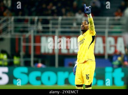 MAILAND, ITALIEN - 11. DEZEMBER: Mike Maignan vom AC Milan reagiert während des Spiels der UEFA Champions League 2024/25 League Phase MD6 zwischen AC Milan und FK Crvena Zvezda im Stadio San Siro am 11. Dezember 2024 in Mailand. (Foto von MB-Medien) Stockfoto