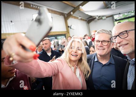 PA REVIEW OF THE YEAR 2024 Aktenfoto vom 24.03.07.24: Die ehemalige dänische Premierministerin Helle Thorning-Schmidt macht ein Selfie mit dem Vorsitzenden der Labour Party, Sir Keir Starmer und ihrem Ehemann Stephen Kinnock (ganz rechts) auf der West Regwm Farm in Whitland, Carmarthenshire, nachdem Starmer am letzten Wahltag die Anhänger ansprach. Ausgabedatum: Montag, 16. Dezember 2024. Stockfoto