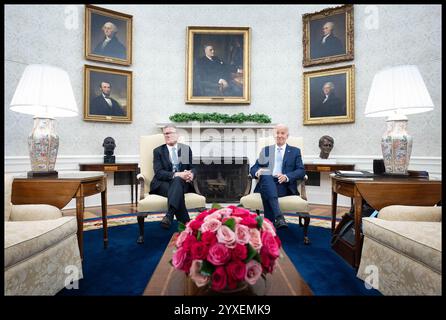 PA REVIEW OF THE YEAR 2024 Dateifoto vom 24.10.07.: Premierminister Sir Keir Starmer trifft US-Präsident Joe Biden im Weißen Haus in Washington DC während seines Besuchs in den USA, um am Gipfel zum 75. Jahrestag der NATO teilzunehmen. Ausgabedatum: Montag, 16. Dezember 2024. Stockfoto
