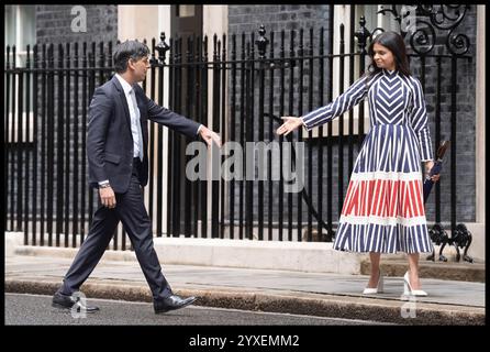 PA REVIEW OF THE YEAR 2024 File Photo vom 24.05.07.24: Scheidender konservativer Premierminister Rishi Sunak mit seiner Frau Akshata Murty verlässt nach einer Rede in der Londoner Downing Street nach der Niederlage seiner Partei gegen die Labour Party bei den Parlamentswahlen 2024. Ausgabedatum: Montag, 16. Dezember 2024. Stockfoto