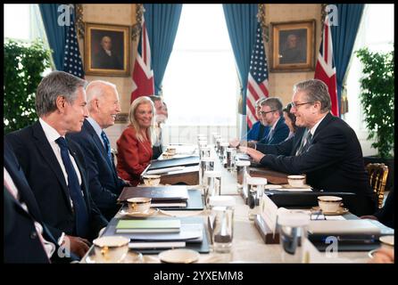 PA REVIEW OF THE YEAR 2024 Dateifoto vom 24. 13.09.2013: Premierminister Sir Keir Starmer und Außenminister David Lammy während eines Treffens mit US-Präsident Joe Biden im Blauen Raum des Weißen Hauses während ihrer Reise nach Washington DC, um Gespräche mit Präsident Joe Biden über die Lösung der Konflikte in der Ukraine und im Gazastreifen zu führen. Ausgabedatum: Montag, 16. Dezember 2024. Stockfoto