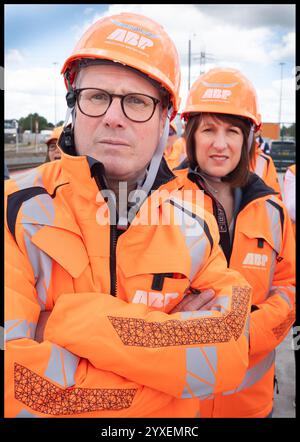 PA-REVIEW DES JAHRES 2024 Aktenfoto vom 17.06.24: Führer der Labour Party, Sir Keir Starmer, und Schattenkanzlerin Rachel Reeves während eines Besuchs im Ocean Gate, Eastern Docks in Southampton, während sie sich auf dem Wahlkampfpfad für die allgemeinen Wahlen befinden. Ausgabedatum: Montag, 16. Dezember 2024. Stockfoto