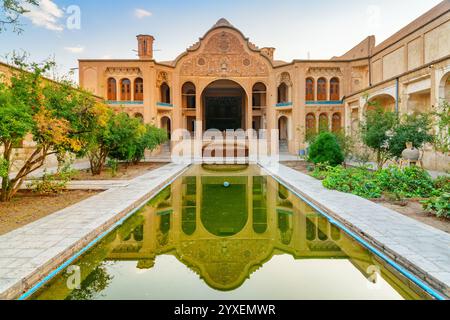 Wunderschöner Blick auf den traditionellen iranischen Innenhof, Kashan Stockfoto