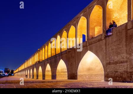 Fantastischer Blick bei Nacht auf die Allahverdi Khan-Brücke (Si-o-se-pol) Stockfoto