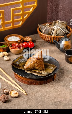Zongzi ist ein traditionelles chinesisches Essen aus klebrigem Reis, gefüllt mit verschiedenen Füllungen und eingewickelt in Bambusrohr oder andere große flache Blätter. Th Stockfoto