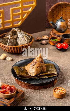 Zongzi ist ein traditionelles chinesisches Essen aus klebrigem Reis, gefüllt mit verschiedenen Füllungen und eingewickelt in Bambusrohr oder andere große flache Blätter. Th Stockfoto