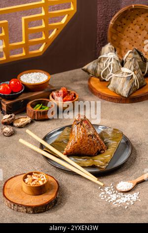 Zongzi ist ein traditionelles chinesisches Essen aus klebrigem Reis, gefüllt mit verschiedenen Füllungen und eingewickelt in Bambusrohr oder andere große flache Blätter. Th Stockfoto