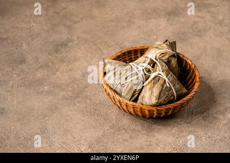 Zongzi ist ein traditionelles chinesisches Essen aus klebrigem Reis, gefüllt mit verschiedenen Füllungen und eingewickelt in Bambusrohr oder andere große flache Blätter. Th Stockfoto