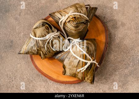 Zongzi ist ein traditionelles chinesisches Essen aus klebrigem Reis, gefüllt mit verschiedenen Füllungen und eingewickelt in Bambusrohr oder andere große flache Blätter. Th Stockfoto
