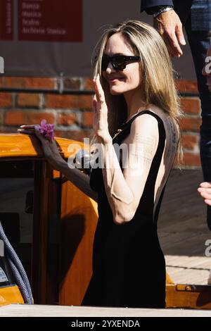 Venezia Lido, Italien. August 2024. Angelina Jolie kommt am 29. August 2024 beim Fotoaufruf von Maria während des 81. Internationalen Filmfestivals von Venedig im Palazzo del Cinema in Lido di Venezia (Italien) an (Foto: Alessandro Bremec/NurPhoto). Quelle: NurPhoto SRL/Alamy Live News Stockfoto