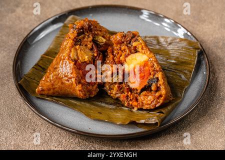 Zongzi ist ein traditionelles chinesisches Essen aus klebrigem Reis, gefüllt mit verschiedenen Füllungen und eingewickelt in Bambusrohr oder andere große flache Blätter. Th Stockfoto