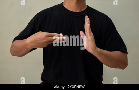 Junger Mann mit Dolmetschzeichen in gehörloser Sprache Stockfoto