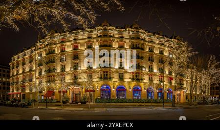 Paris, Frankreich - 12 11 2024: Blick auf die Fassade des Plaza Athenee Hotel mit weihnachtsdekoration bei Nacht Stockfoto