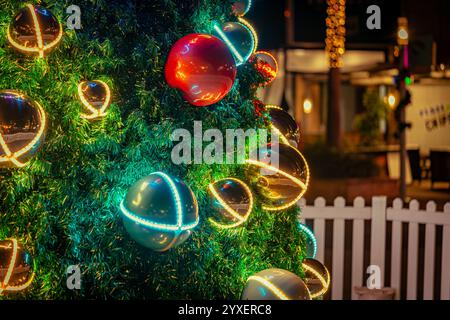 Farbenfrohe Weihnachtsbaumdekoration, beleuchtet bei Nacht Stockfoto