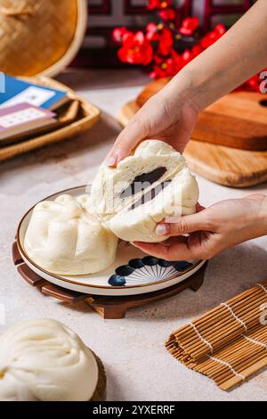 Baozi, chinesische Dampfbrötchen sind eine Art Hefe gefülltes Brötchen in verschiedenen chinesischen Sprachen Stockfoto