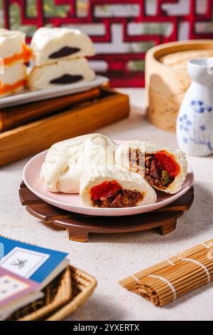 Baozi, chinesische Dampfbrötchen sind eine Art Hefe gefülltes Brötchen in verschiedenen chinesischen Sprachen Stockfoto