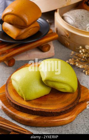 Mantou wird oft als chinesisches Dampfbrötchen bezeichnet und ist eine weiße und weiche Art von gedämpftem Brot oder Brötchen, die in Nordchina beliebt ist. Stockfoto