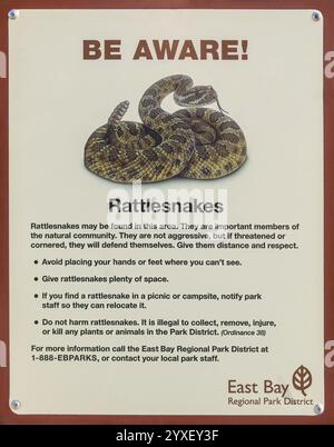 Schild „Be Aware Klapperschlangen“ im Mission Peak Regional Park, Contra Costa County, Kalifornien. Stockfoto