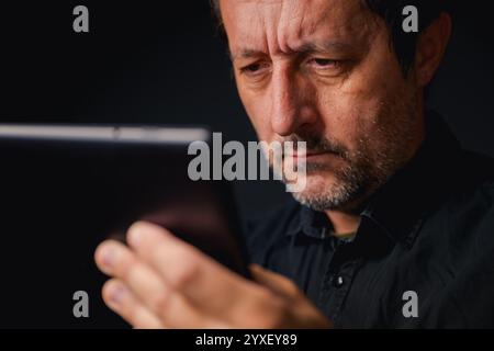 Mann mit digitalem Tablet-Computer, niedrige Taste mit selektivem Fokus Stockfoto