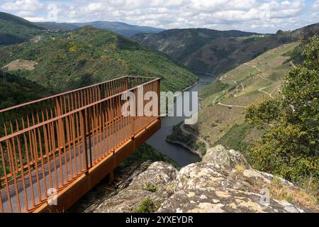 Aus der Vogelperspektive der Schluchten des Sil-Flusses in der Ribeira Sacra-Zone Galiciens seit dem Aussichtspunkt penas de Matacas. Ourense, Spanien. Stockfoto