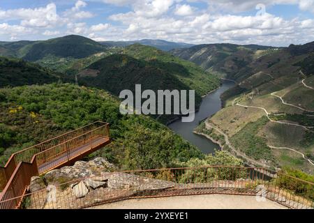 Aus der Vogelperspektive der Schluchten des Sil-Flusses in der Ribeira Sacra-Zone Galiciens seit dem Aussichtspunkt penas de Matacas. Ourense, Spanien. Stockfoto