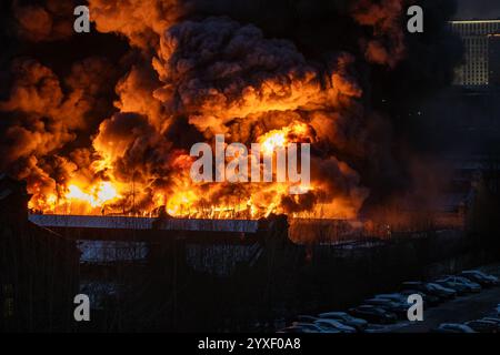 Schwarzer Rauch, der vom Feuer aufsteigt, zeigt Brandstiftung, Gasexplosion an. Luftverunreinigung, zerstörerische Flammen Stockfoto