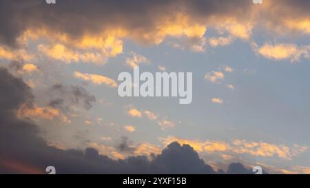 Wunderschöner Sonnenuntergang oder Sonnenaufgang Himmel, Natur Hintergrund. Der schöne klare Himmel wurde durch das Sonnenlicht mit hellen goldenen Tönen bemalt. Stockfoto