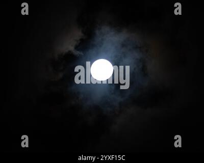 Vollmond scheint auf bewölktem Nachthimmel Hintergrund. Schönheit in der Natur Stockfoto
