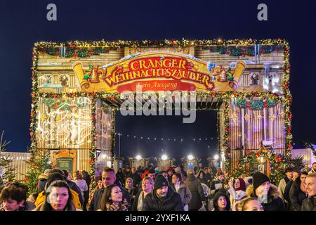 London, Großbritannien. Dezember 2024. Tausende von Besuchern gehen durch die Eingangstüren zum Volksfest. Cranger Weihnachtszauber ist einer der größten mobilen Weihnachtsparks in Europa und bietet einen traditionellen deutschen Weihnachtsmarkt mit Ständen, eine Vergnügungsmesse mit Fahrgeschäften, eine Eislaufbahn, Lebensmittel- und Getränkemärkte, Eisstockschießen, kostenlose Kindershows, Weihnachtsfiguren und einen Santa-Schlitten mit Rentieren, die über die Messe fliegen. Sie läuft bis Dezember 30. Quelle: Imageplotter/Alamy Live News Stockfoto